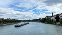 Güterschiff auf Rhein bei Basel