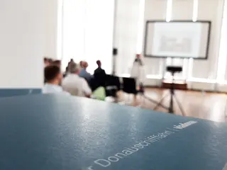 Handbuch der Donauschifffahrt - im Hintergrund Vortragsszene unscharf