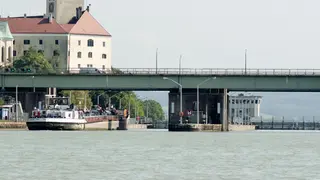 Güterschiff bei Schleuseneinfahrt