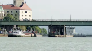 Güterschiff bei Schleuseneinfahrt