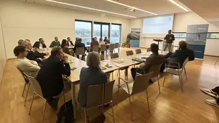 Raum mit Workshop-Teilnehmer:innen