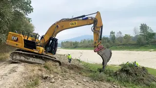 Bagger arbeitet am Donauufer