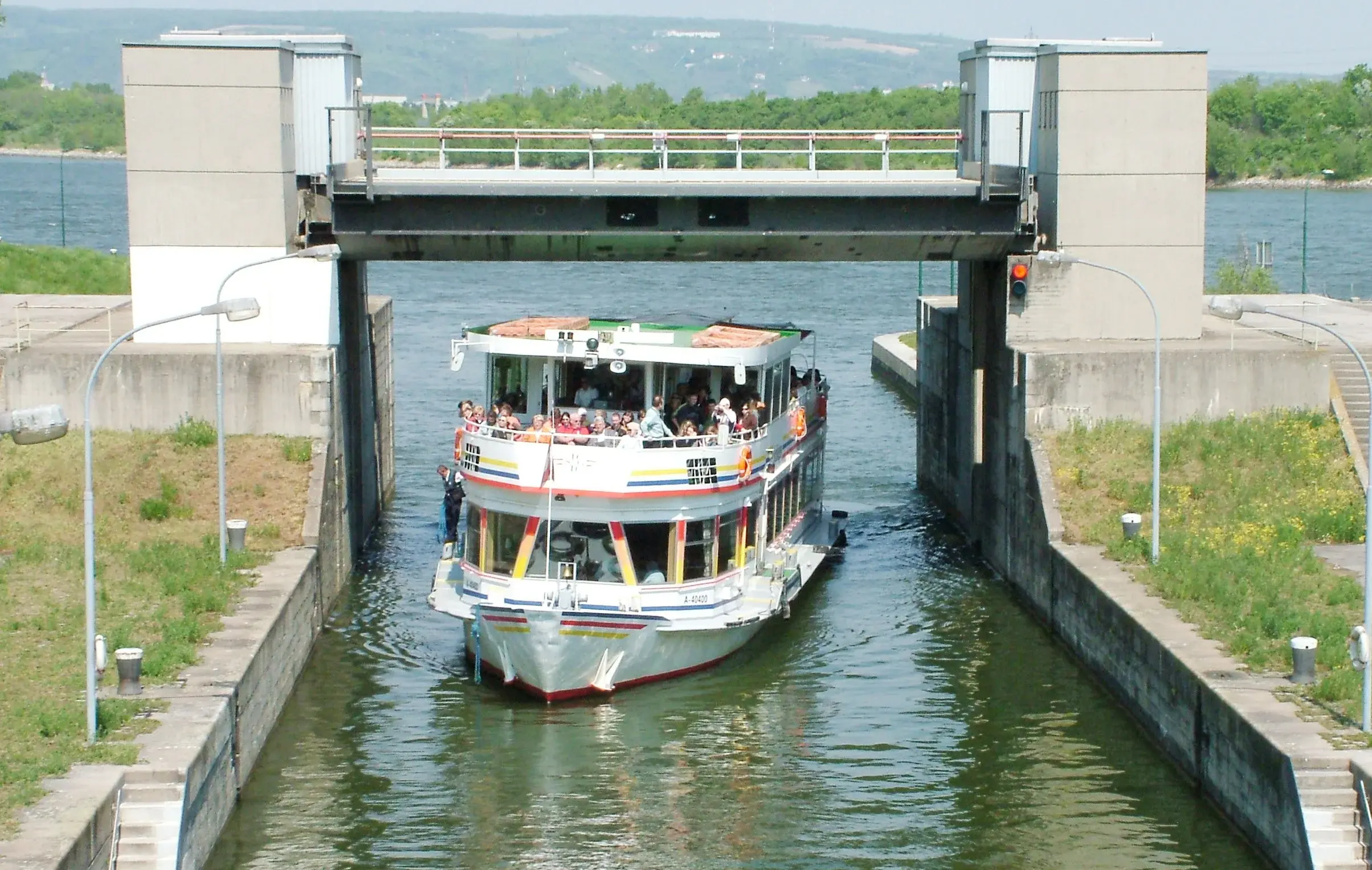 Einfahrt eines Schiffes in die Schleuse Nussdorf vor dem Umbau auf Hydraulikantrieb 2010