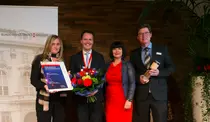 Menschengruppe mit Preis