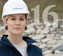 Cover Jahresbericht 2016 - Mitarbeiterin mit Schutzhelm