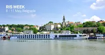 Passagierschiff auf Donau, Schriftzug RIS Week, 8. bis 11. Mai, Belgrad 