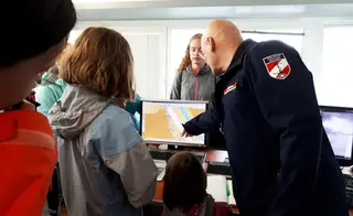 [Translate to English:] Mädchen vor Monitor mit gitaler Donauaufnahme