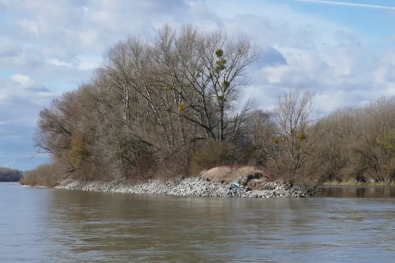 The lower end of the Schwalbeninsel is fixed with riprap - Photo: viadonau