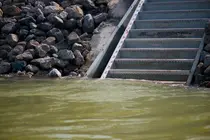 Nahaufnahme Stufenpegel am Donauufer
