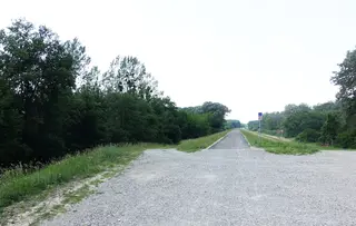 Asphaltierter Dammweg