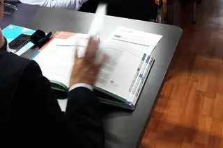Mann blättert im Handbuch der Donauschifffahrt
