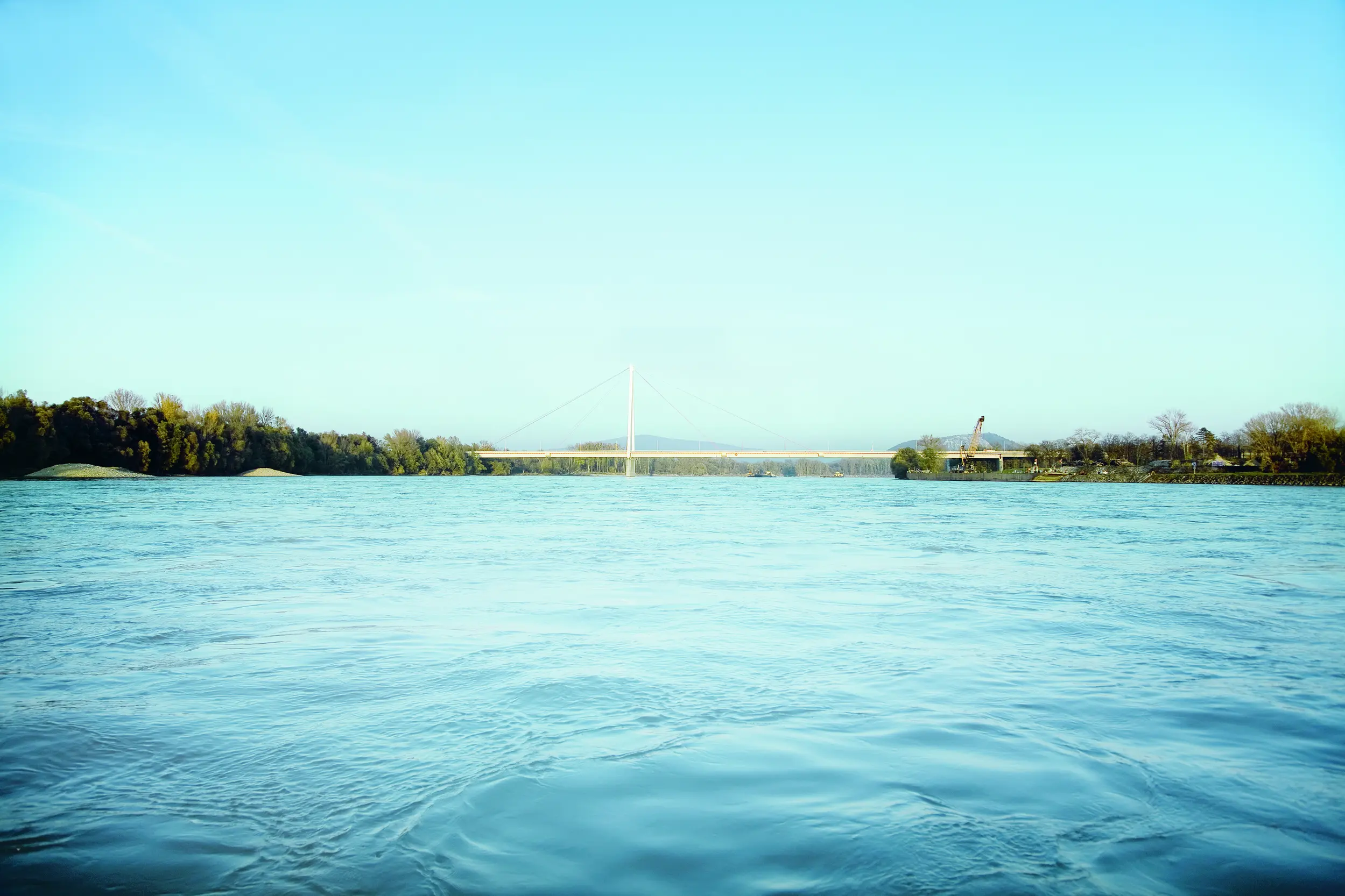 Wasseroberfläche der Donau, im Hintergrund Hainburger Brücke