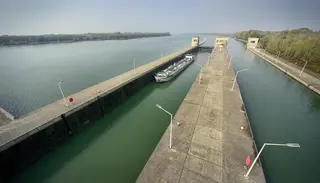 Güterschiff in Schleusenkammer