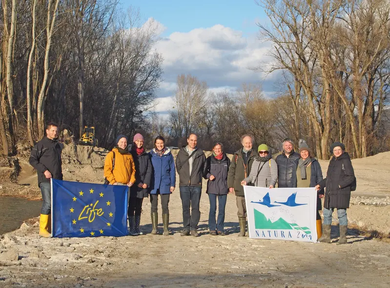 Gruppenbild mit Flaggen der EU und von Natura 2000