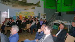 Zahlreiche Besucher an Bord des Negrelli zu den Vorträgen zum Thema Recyclingprodukte mit dem Binnenschiff