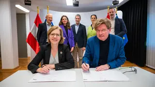 Ministerin Gewessler und viadonau-Geschäftsführer Hasenbichler bei Unterzeichnung