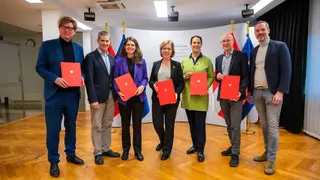 Gruppenbild, Personen halten das offizielle Dokument
