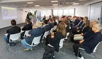 Gefüllter Seminarraum mit Vortragenden