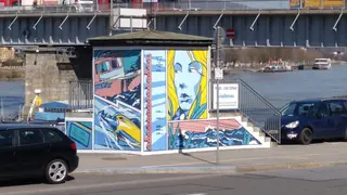 Pegelhaus mit kunstvollem Graffiti am Donauufer bei Linz