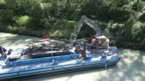 Schubschiff mit Arbeitsponton bei Uferarbeiten