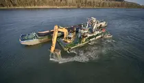 [Translate to English:] Baggerschiff baggert auf Donau