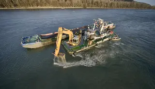 Baggerschiff baggert auf Donau