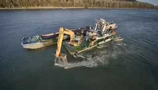 [Translate to English:] Baggerschiff baggert auf Donau