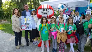 Gruppenbild, Kinder und Vertreter:innen der Organisatoren