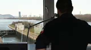 Auf der B-Stelle hat Markus Sieger alles im Blick. Im Hintergrund gut zu erkennen: die unterschiedlichen Wasserstände innerhalb und außerhalb der Schleusenkammer