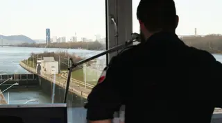 Auf der B-Stelle hat Markus Sieger alles im Blick. Im Hintergrund gut zu erkennen: die unterschiedlichen Wasserstände innerhalb und außerhalb der Schleusenkammer