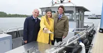 Bundesminister Klug, Taufpatin Lilian Klebow und viadonau-Geschäftsführer Hans-Peter Hasenbichler bei der Schiffstaufe der „Halben Meile“.
