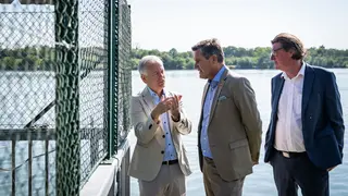 Bundesminister Peter Hanke, BOKU Wasserbau-Experte Helmut Habersack und viadonau-Geschäftsführer Hans-Peter Hasenbichler nehmen Einblick in die Forschungsarbeit des Wasserbaulabors