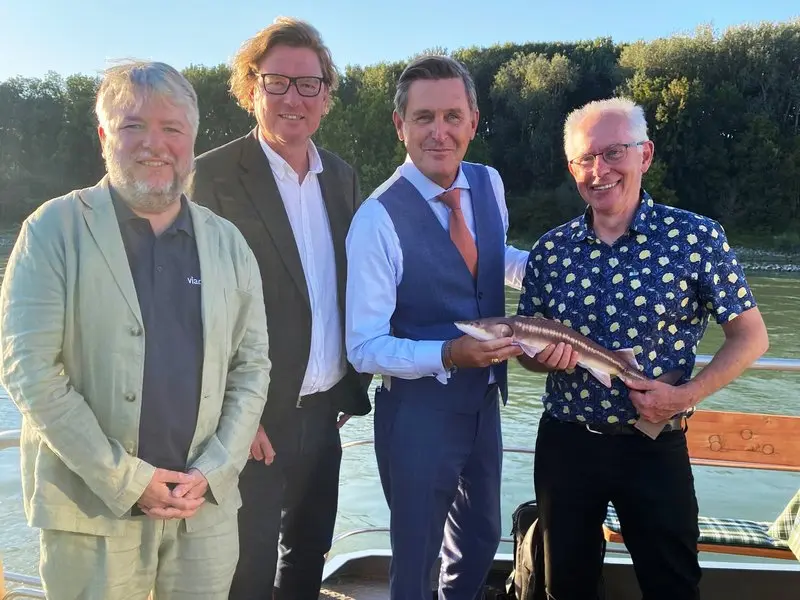Bundesminster Hanke bei einer Donaubefahrung
