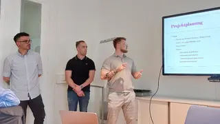 Studierende präsentieren Pegelhub in Seminarraum