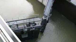 Ist die Pegelangleichung abgeschlossen, können die fast 115 Tonnen schweren Flügel des Unterhaupts geöffnet werden - dann kann das Schiff seine Fahrt im offenen Strom fortsetzen