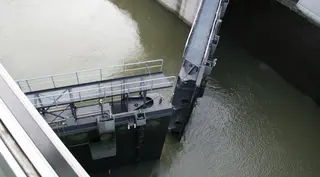 Ist die Pegelangleichung abgeschlossen, können die fast 115 Tonnen schweren Flügel des Unterhaupts geöffnet werden - dann kann das Schiff seine Fahrt im offenen Strom fortsetzen