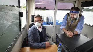 Staatssekretär Brunner und viadonau-Mitarbeiter auf Boot