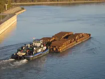 Güterschiff mit Holzladung
