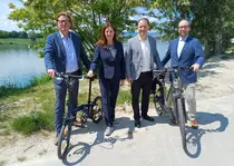 Gruppenfoto mit Fahrrädern