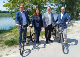 Gruppenfoto mit Fahrrädern