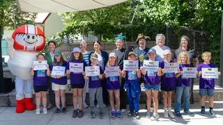 Gruppenfoto, Schulkinder halten Länderkarten