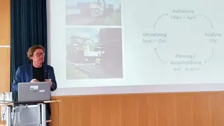 Geschäftsführer Hasenbichler trägt vor