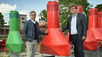 Staatssekretär Brunner und viadonau-Geschäftsführer Hasenbichler mit modernen GPS-Bojen