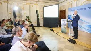 der international renommierte Fließgewässerforscher Helmut Habersack von der BOKU Wien präsentiert im Stift Dürnstein Forschungserkenntnisse zur Auswirkung von Niederwasser auf die vielfältige Nutzungsfunktion des Flusses