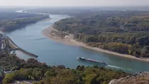 Donauverlauf bei Hainburg mit Passagierschiff im Vordergrund