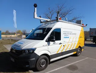 Weißer Klein-LKW "Roadlab" des AIT
