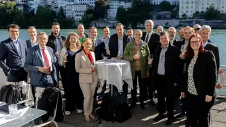 Gruppenbild vor Fluss