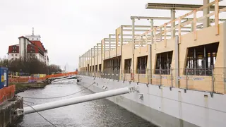 Büroschiff vom Ufer aus