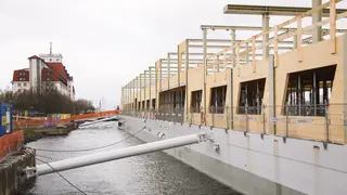 Büroschiff vom Ufer aus