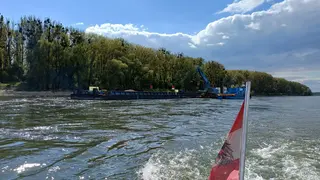 Positionierung der Schute mit Baggerponton